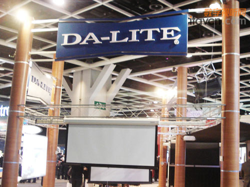 特麗(DA-LITE)展臺上的投影屏幕