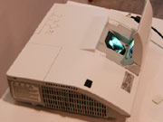 日立infocomm2011展出短焦、工程投影機(jī)