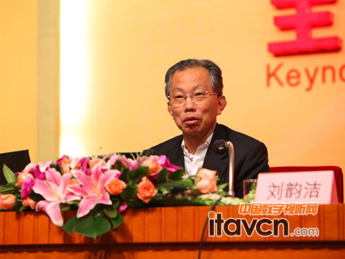 劉韻潔先生以“三網融合的挑戰與機遇”為題發表了演講