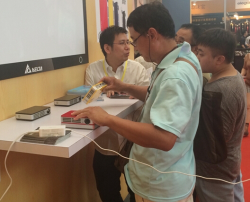 VivitekӍQUMIϵ΢Ͷܵ˺ܶ^A