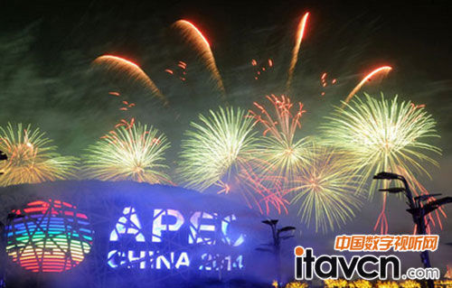 “鳥巢”上空進(jìn)行焰火燃放