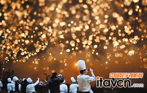 奧林匹克中心區(qū)舉行焰火燃放,吸引人們注目