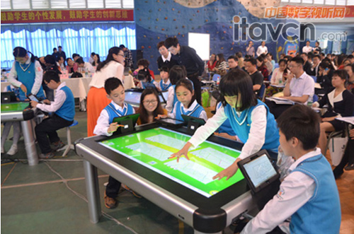 圖為成都泡桐樹小學的學生正在體驗深圳巨龍智慧課堂