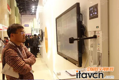 壁掛一體機(jī)解決方案引觀眾駐足